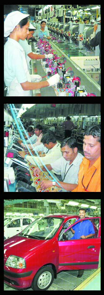 인도에 진출한 한국기업들이 뿌리를 내리며 현지화에 속속 성공하고 있다. 뉴델리 북서부 노이다의 삼성전자 공장에서 컬러TV 부품을 테스트하고 있는 인도 여직원들.LG전자 노이다공장에서 전자회로판에 부속품을 끼우고 있는 현지 직원들. 현대차 첸나이공장에서 한 인도 직원이 인기 차종 산트로의 출고에 앞서 최종 점검을 하며 흐믓한 웃음을 짓고 있다.(위에서부터) 