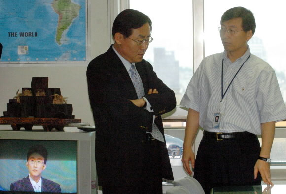 북 미사일 발사소식에 외교통상부 북미1과 직원들이 대책을 논의하고있다. 안주영기자 jya@seoul.co.kr