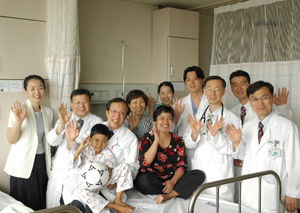 지난달 30일 삼성서울병원 도움으로 성공적으로 심장수술을 받은 인도네시아 소년 비만타라(왼쪽에서 세번째)와 병원의료진이 함께 미소 지으며 포즈를 취하고 있다. 삼성서울병원 제공