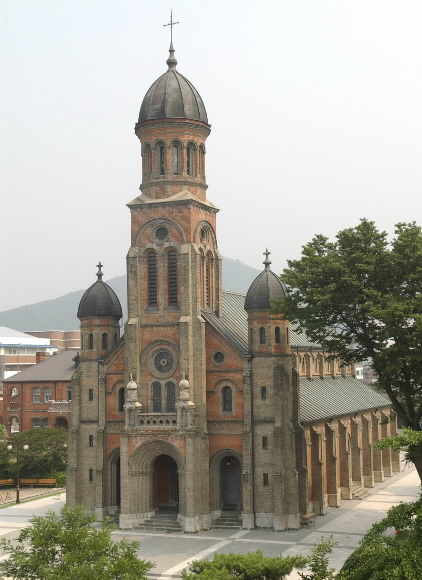 한국천주교 최초의 순교자인 윤지충·권상연이 참수된 전주 ‘풍남문 밖’ 순교터에 세워진 전동성당 전경.‘한국 천주교 순교1번지’이자 호남지역 천주교 모태본당으로 이 지역에 건립된 서양식 근대건축중 가장 오래된 건물이기도 하다. 초기 한국 천주교의 아픔이 담긴 순교성지이지만 로마네스크와 비잔틴 양식이 어우러진 본당의 아름다운 외양 때문에 영화 촬영지로 애용된다. 