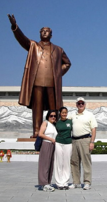 지난해 평양을 방문한 아시아퍼시픽트래블의 월터 키츠(오른쪽) 사장이 가족들과 김일성 동상 앞에서 기념사진을 찍고 있다. 아시아퍼시픽트래블 제공