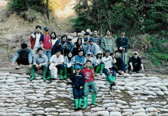 ‘여기는 수해현장 강릉입니다.’카페 회원들이 2002년 태풍 루사로 피해를 입은 강원도의 한 마을에서 복구작업을 마친 후 함께 찍은 사진.