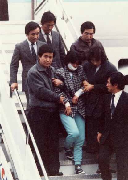 KAL 858기 폭파사건의 용의자 김현희 서울로 압송 당시 모습.