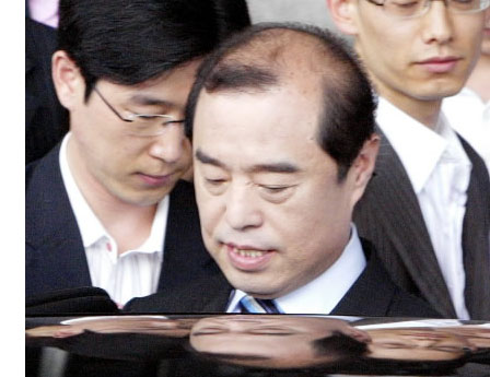 김병준 교육부총리가 1일 논문 표절 및 중복게재 의혹의 진위를 가리기 위해 마련된 ‘청문회’성격의 국회 교육위에 참석한 뒤 국회를 떠나고 있다. 