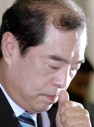 김병준 교육부총리가 1일 국회 교육위에 출석, 논문 관련 각종 의혹에 대해 적극적으로 해명을 하던 도중 고심하는 모습을 보이고 있다. 이언탁기자 utl@seoul.co.kr