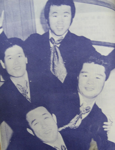 「보컬·그룹」 「자니·브러더즈」 사진 위로부터 김준(金準)·김두진(金頭辰)·진성만(陳成萬)·양영일(揚泳一)
