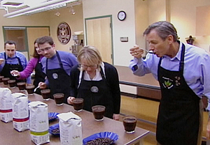 스타벅스 짐 도널드(오른쪽) CEO가 커피 시음을 하고 있다.