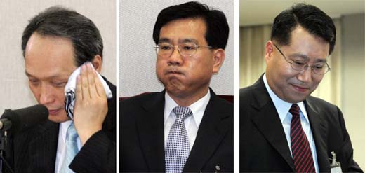 유진룡 전 문화관광부 차관의 경질 배경을 다룬 25일 국회 운영위 전체회의에서 이병완(왼쪽) 대통령 비서실장과 이백만(가운데) 홍보수석, 양정철 홍보기획비서관이 출석해 다양한 표정을 짓고 있다. 최해국기자 seaworld@seoul.co.kr