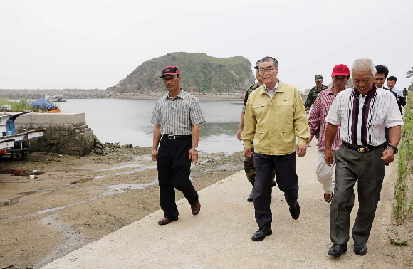 황규식(왼쪽) 국방차관이 지난 22일 직도 인근의 말도를 방문, 주민들의 안내를 받고 있다. 황 차관은 당시 사격장 운영계획을 설명하고 주민들의 요구사항 등을 청취했다. 군산 사진공동취재단