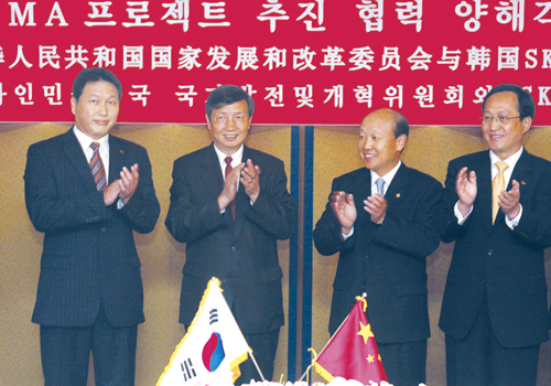 SK텔레콤과 중국 정부는 29일 서울 소공동 롯데호텔에서 시분할연동 코드분할다중접속(TD-SCDMA) 프로젝트 협력에 관한 양해각서를 체결했다. 최태원 SK㈜ 회장, 마카이 중국 국가발전개혁위원회 주임, 노준형 정보통신부 장관, 김신배 SK텔레콤 사장(왼쪽부터)이 양해각서를 체결한 뒤 손뼉을 치고 있다. SK텔레콤 제공