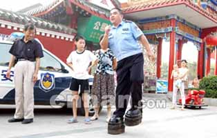 300kg짜리 철신발을 신고 순찰을 도는 커 순경.  한망 