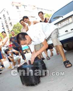 한 시민이 커 순경의 철신발을 들려고 안간힘을 쓰고 있다.  한망 