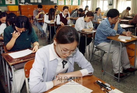 공무원 시험 응시자가 급증하면서 시험장 확보가 시험관리자들의 숙제로 떠올랐다. 사진은 서울의 한 고등학교에서 9급 공무원시험을 치르고 있는 수험생들. 서울신문 포토라이브러리