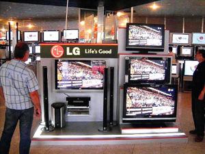폴란드 바르샤바의 한 대형 전자매장에서 고객이 LG전자의 32인치,37인치,42인치 LCD TV를 바라보고 있다. LG전자 제공