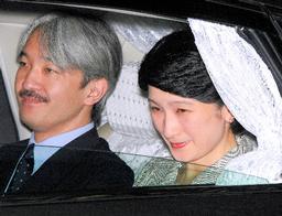 아키시노미야 왕자 부부.  아사히신문 제공