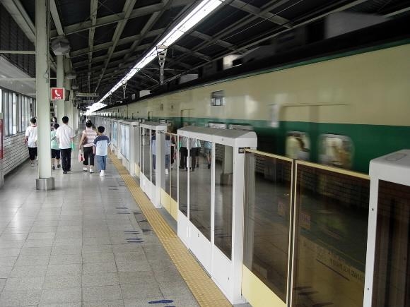 서울 지하철 2호선 강변역에서 시민들이 걸어가고 있다. 서울메트로 제공