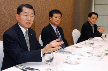 19일 오전 서울 프라자호텔에서 열린 장수문화포럼 창립기자회견에서 설립준비위원회 대표들이 기자들의 질문에 답하고 있다. 왼쪽부터 문국현 유한킴벌리 사장, 서울대 박상철·조동성 교수. 도준석기자 pado@seoul.co.kr