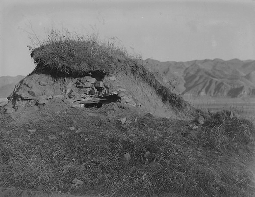 지금까지 공개된 바 없던 오회분 5호 발굴 당시 모습.