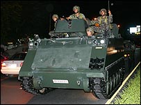 정부 청사를 향해 진격하는 태국군.  BBC 제공