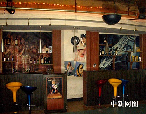 늘씬한 미녀들의 사진이 붙어있는 등 호화롭게 꾸며진 선술집. 중국신문망