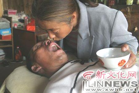 제대로 씹을 수 없는 남편 류즈푸씨에게 밥을 꼭꼭 씹어 입으로 흘려내려 주는 부인 리펑룽씨. 신문화보