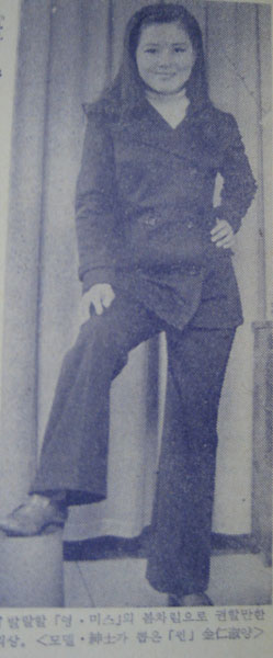 발랄한「영•미스」의 봄차림으로 권할만한 의상.