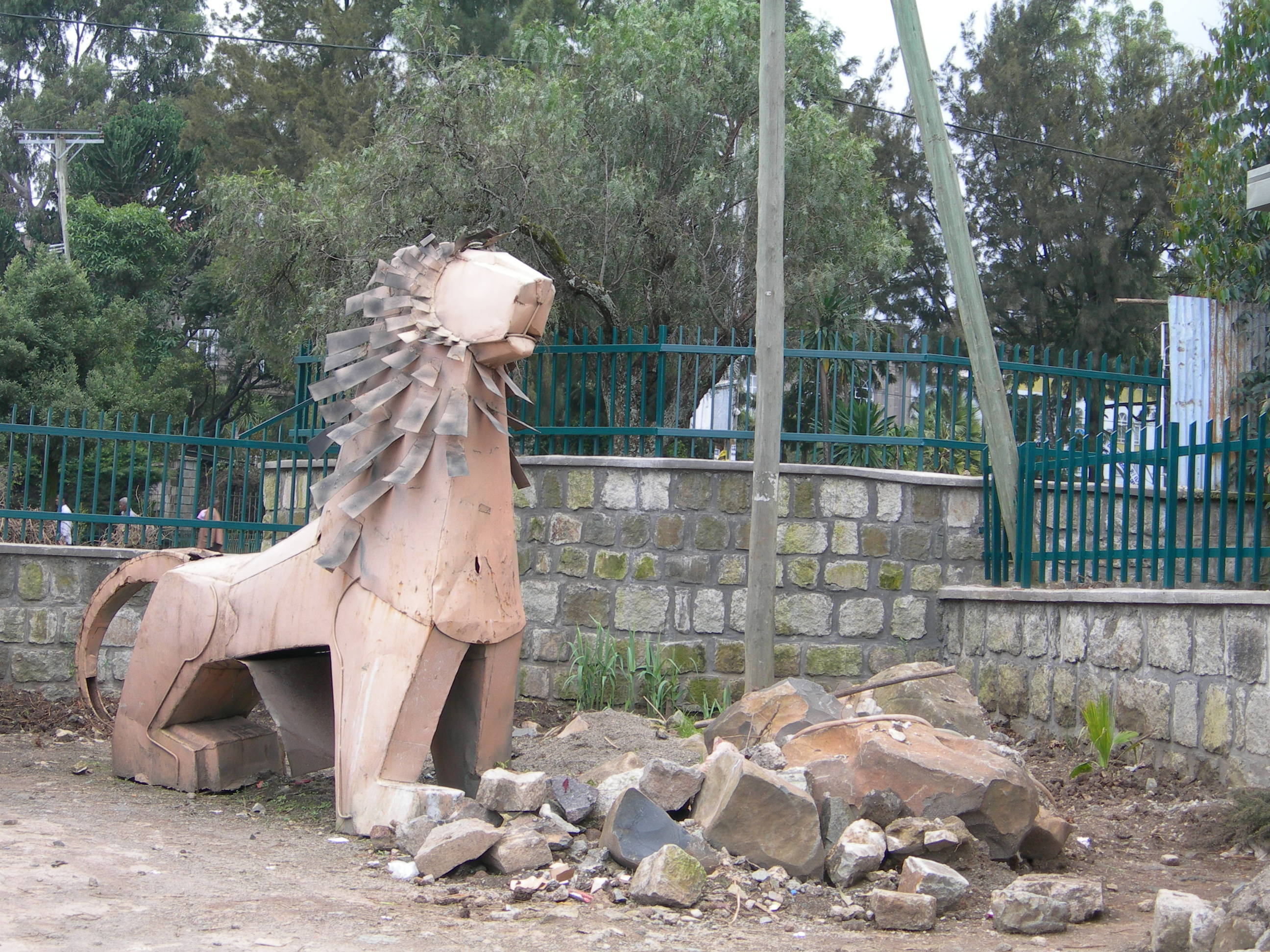 사자 동물원 입구에 있는 철로 된 사자상. 에티오피아에서 만나는 사자의 모습들은 대개가 이런 모양이다.