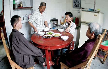 친구가족을 위해 결혼도 않고 평생을 몸바치고 있는 주방웨씨가 밥을 푸고 있다.  동남쾌보