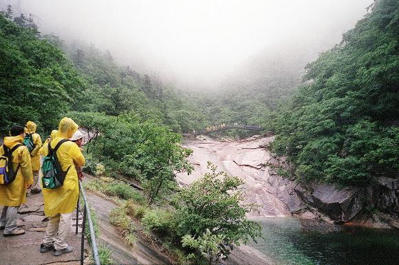 2006년 10월 관광객들이 금강산의 경치를 보고있다. 서울신문 포토라이브러리