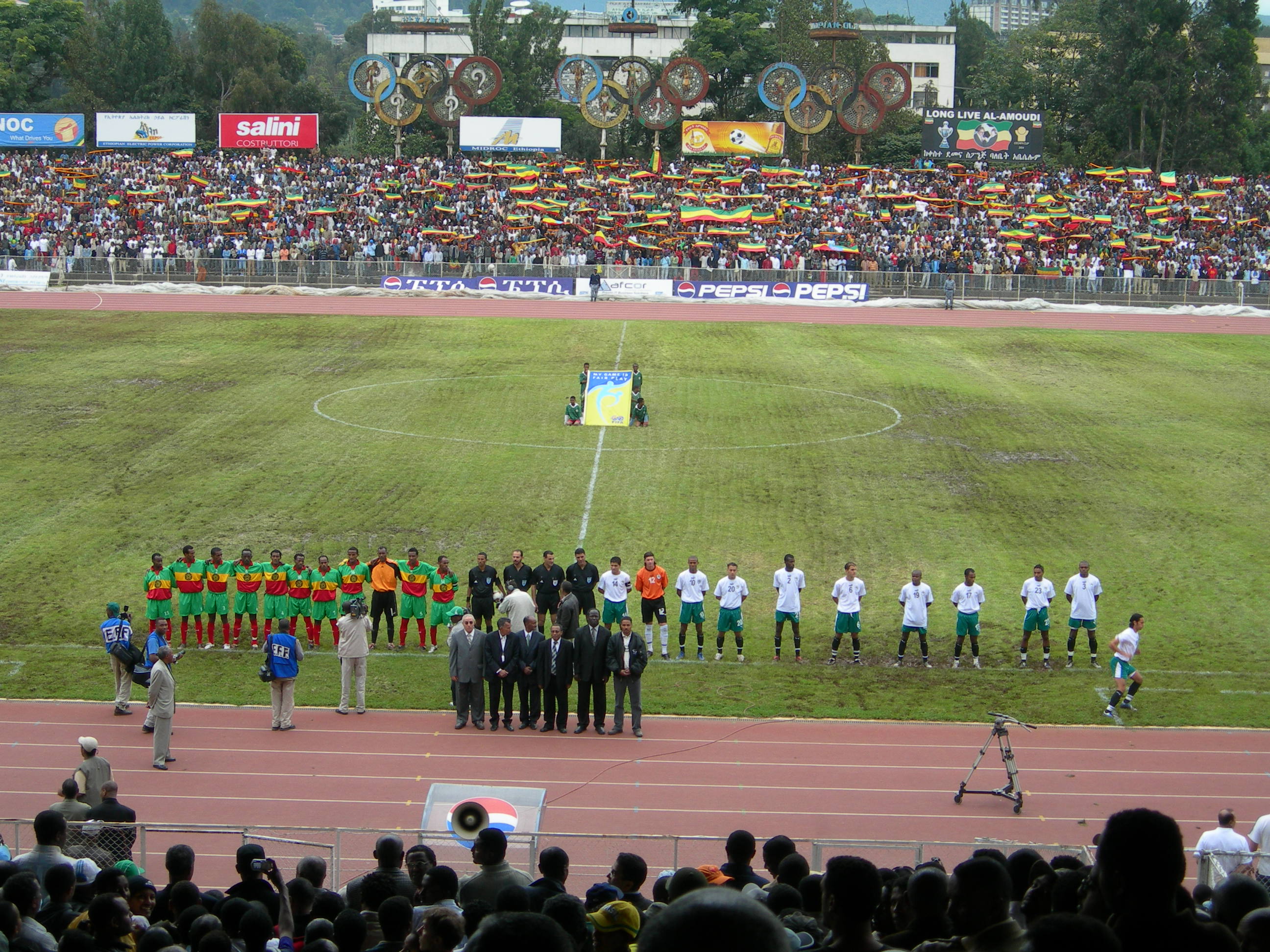 경기 시작 전 메인스타디움 전경. 관중석 뒤로 보이는 오륜기 안의 물음표는 올림픽에서 금메달을 딸 경우 그 선수의 조각상으로 채워진다고 한다. 아직 자리가 많이 비어 있다.