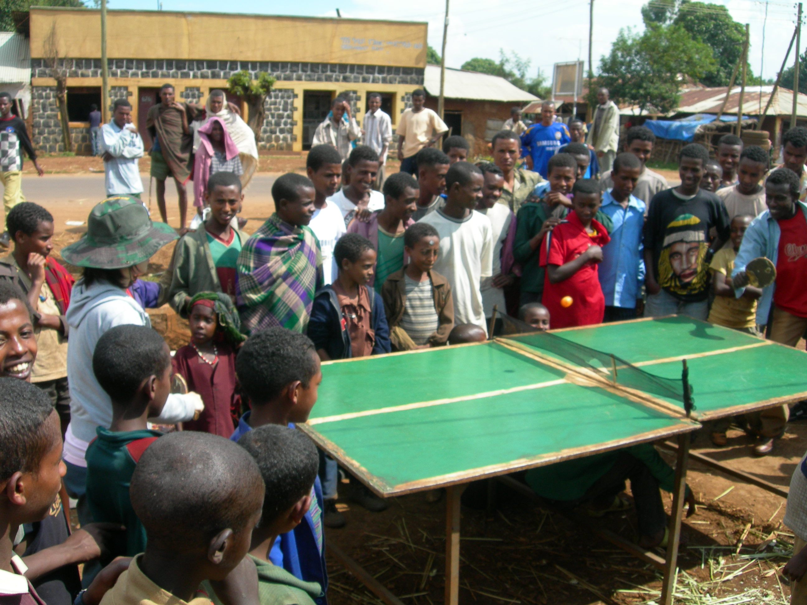 파렌지와 현지인의 탁구경기. 삽시간에 온 동네 사람들이 다 모여 승부 없는 경기를 즐겼다. 에티오피아 곳곳에서 탁구를 치는 젊은이들을 많이 볼 수 있는데 이 또한 중국의 영향으로 보인다.