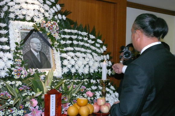 26일 김일씨 빈소가 차려진 서울 하계동 을지병원 장례식장을 찾은 한국프로레슬링연맹 대표이자 제자인 이왕표씨가 조의를 표하고 있다. 이언탁기자 utl@seoul.co.kr