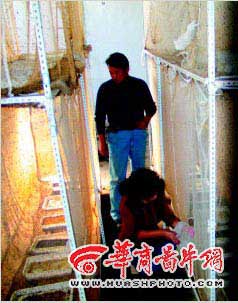 남편 다이씨와 함께 파리 양식장을  살펴보고 있는 정린씨. 화상보