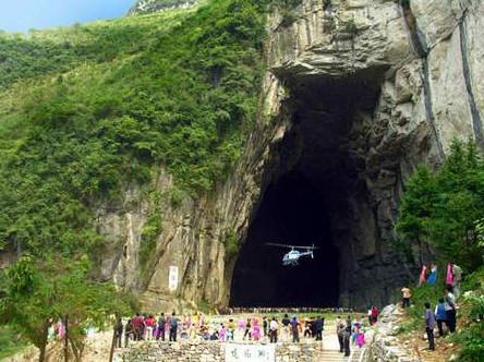 세계 최대 규모의 동굴인 텅룽둥 안으로 헬리콥터가 날아가고 있다. 중국일보 인터넷판