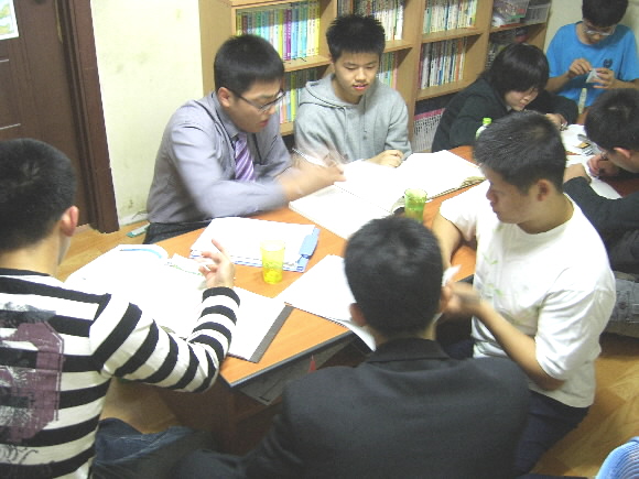 국군기무사 소속 두 장병이 매주 수요일 저녁 서울 동자동의 프라도 수녀회가 운영하는 ‘빛나라 공부방’이란 야학에서 중고생에게 공부를 가르치는 모습.  국군기무사 제공