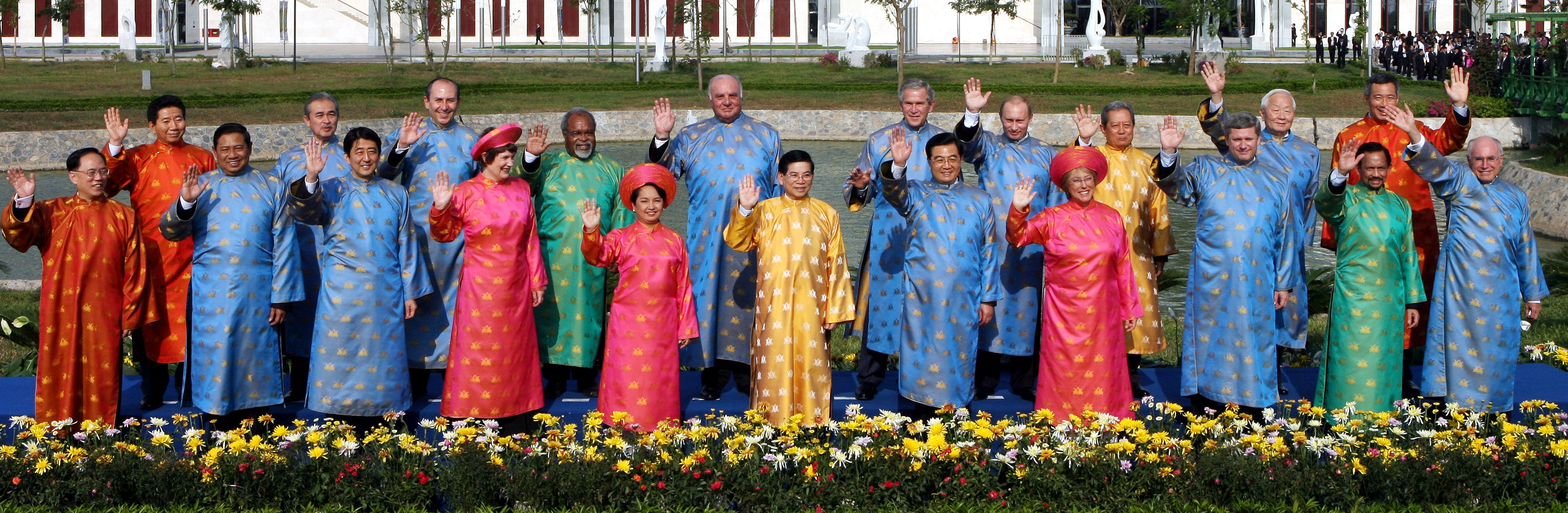 노무현 대통령(뒷줄 왼쪽 첫번째)을 비롯한 21개국 정상들이 19일 베트남 하노이 국제회의센터에서 아시아·태평양경제협력체(APEC) 정상회의를 마친 뒤 베트남 전통의상을 입고 기념촬영을 하고 있다. 하노이 남상인특파원 sanginn@seoul.co.kr