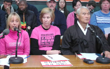 미 진보단체들의 연합인 ‘전쟁과 신자유주의 반대 재미협의회’가 20일 서울 정동 프란치스코 교육회관에서 기자회견을 갖고 한·미FTA와 미군기지의 평택 이전 등에 대한 반대의사를 밝히고 있다.‘반전운동의 어머니’ 신디 시핸(가운데)을 비롯해 여성반전운동단체 코드핑크의 메데아 벤저민(왼쪽) 등의 모습이 보인다. FTA저지 범국민운동본부 제공