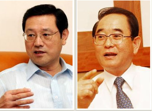 이용섭 행정자치부장관(왼쪽) 박명재 전 중앙공무원교육원장