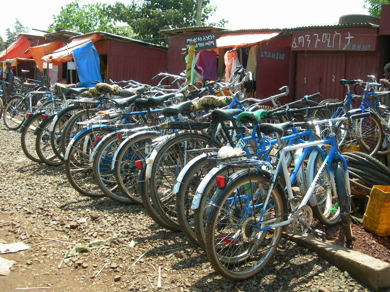 바하르다르 시내의 자전거 판매소. 자전거는 전량 중국에서 수입되고 있고 새 자전거 한 대는 현지 돈으로 1,000birr 정도.