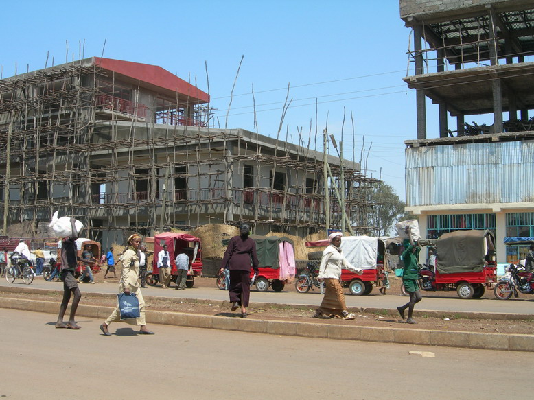 중국에서 흔히 볼 수 있는 삼륜차. 에티오피아의 다른 지역에서는 거의 볼 수 없는 풍경이다. 뒤쪽에 짓고 있는 건물을 보면 비계를 아직도 나무로 사용하고 있다.