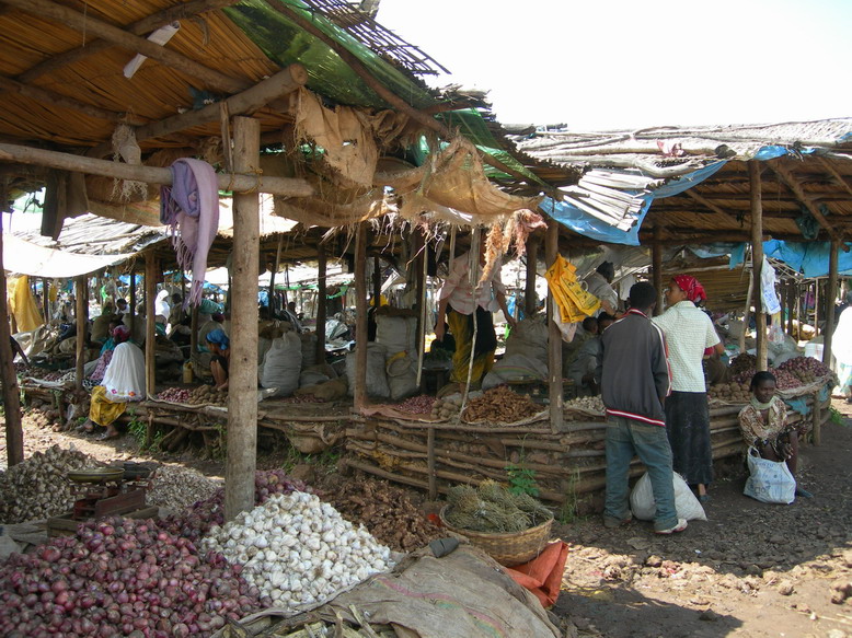 바하르다르 최대의 재래시장. 지붕은 엉성하지만 품목별로 판매구역이 나누어져 있다. 소매치기 위험이 있기 때문에 가방 단속에 주의할 것.