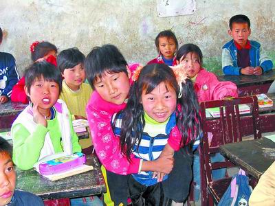 몸이 불편한 친구 자오양을 업고 활짝 웃고 있는 추샤오얼양.  대하보. 