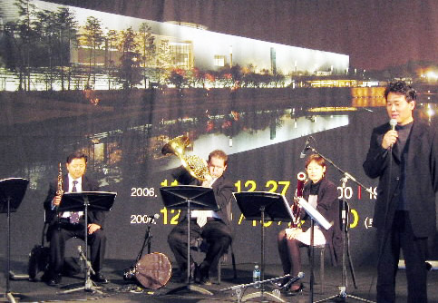 지난 9일 토요일을 맞아 관람시간을 오후 9시까지 연장한 국립중앙박물관에서 코리아목관앙상블이 미니 콘서트를 갖고 있다.