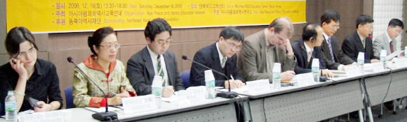 16일 서울 만해NGO교육센터에서 아시아역사연대 주최로 열린 ‘동아시아 역사갈등을 바라보는 다섯가지 시선’ 심포지엄. 중국 베이징대의 왕위안저우 교수는 “일본 교과서 왜곡 문제는 2차 세계대전 패전국인 일본에 대한 전후 처리가 잘못됐기 때문”이라고 주장했다. 아시아역사연대 제공