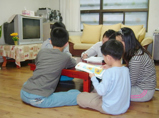 부모에게 학대 받고 쉼터에서 임시 보호중인 어린이들이 보육사와 함께 공부를 하며 각자의 희망과 꿈을 키워 가고 있다.