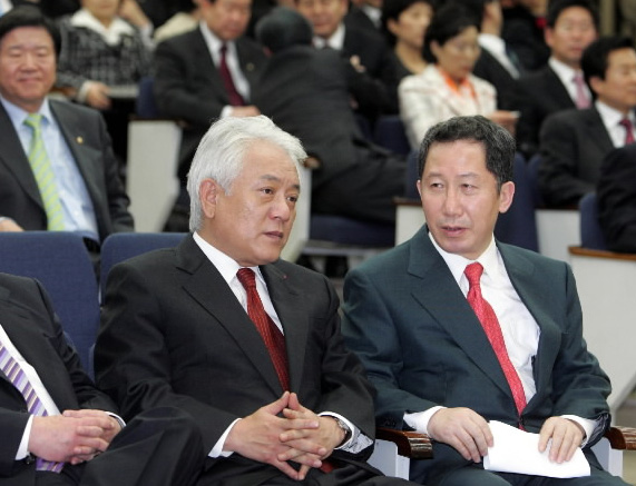 열린우리당 김근태(오른쪽) 의장과 김한길 원내대표가 26일 열린 의원총회에 참석해 예산안 처리 등을 협의하고 있다. 최해국기자 seaworld@seoul.co.kr