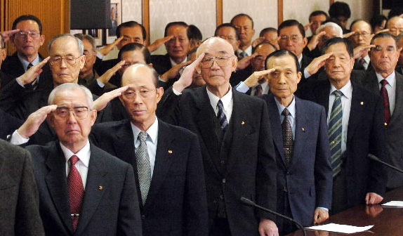 전직 국방장관 등 예비역 장성들이 26일 오전 서울 신천동 재향군인회관에서 노무현 대통령의 민주평통 발언 해명을 요구하는 성명을 발표하기에 앞서 국기에 대한 경례를 하고 있다. 정연호기자 tpgod@seoul.co.kr
