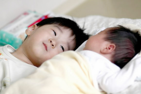 얼마전에 태어난 우리 둘째와 큰아이 넘 사랑스럽죠! (전우환·대구 북구 서변동)