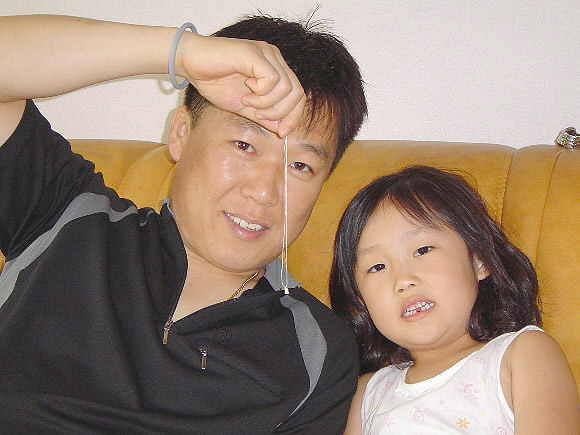 아빠가 첨 뽑아 주신 내 이빨. 많이 아팠지만 그래도 이빠진 내 모습 넘 이쁘죠? (강진희·인천 남동구 논현동)