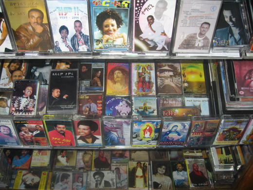 아디스 아바바 시내의 한 음반가게. 중동에서 온 음반, 남아프리카에서 온 음반 등 전세계에서 흘러 들어온 음반들을 다 구경할 수 있다. 맨 위의 음반들은 현재 에티오피아에서 가장 잘 나가는 가수들의 음반이다.